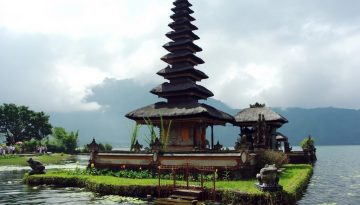bali-bratan-lake-indonesia-161207