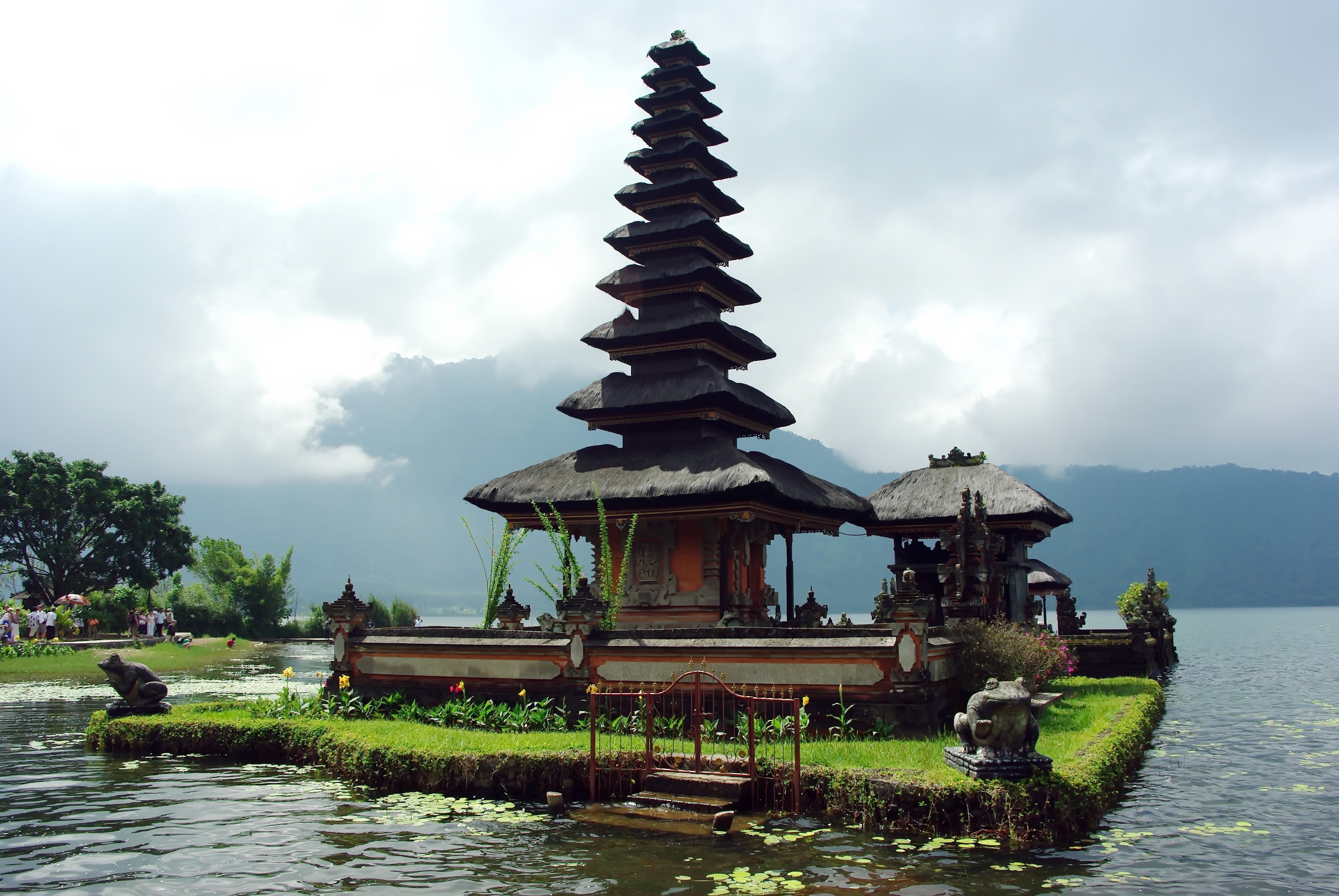 bali-bratan-lake-indonesia-161207